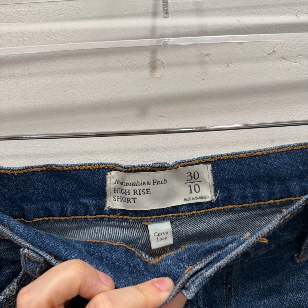 Abercrombie & Fitch Curve Love High Rise Short Denim Size 30 / 10 Dark Wash - Picture 2 of 5